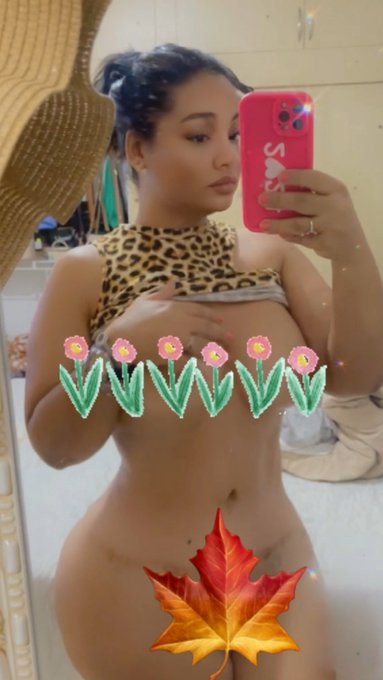 Te publiqu&eacute; la foto en mi only sin las flores 🔥🔥🔥 x solo 3$  https://t.co/YCkxuSQlTg  https://t.co/YCkxuSQlTg