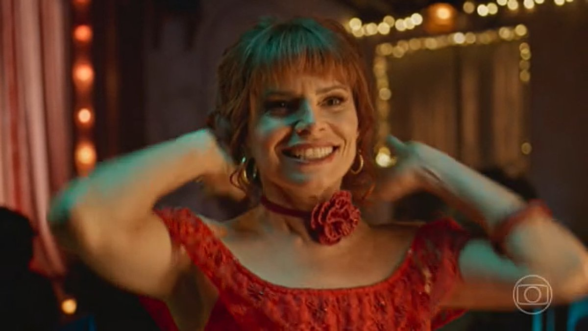 dia_tiago's tweet photo. A maiorzona, mais peste que nunca, linda, bonita: DEODORA VOLTOU! Débora Bloch esplêndida #NoRanchoFundo https://t.co/YWf9m7z8GI