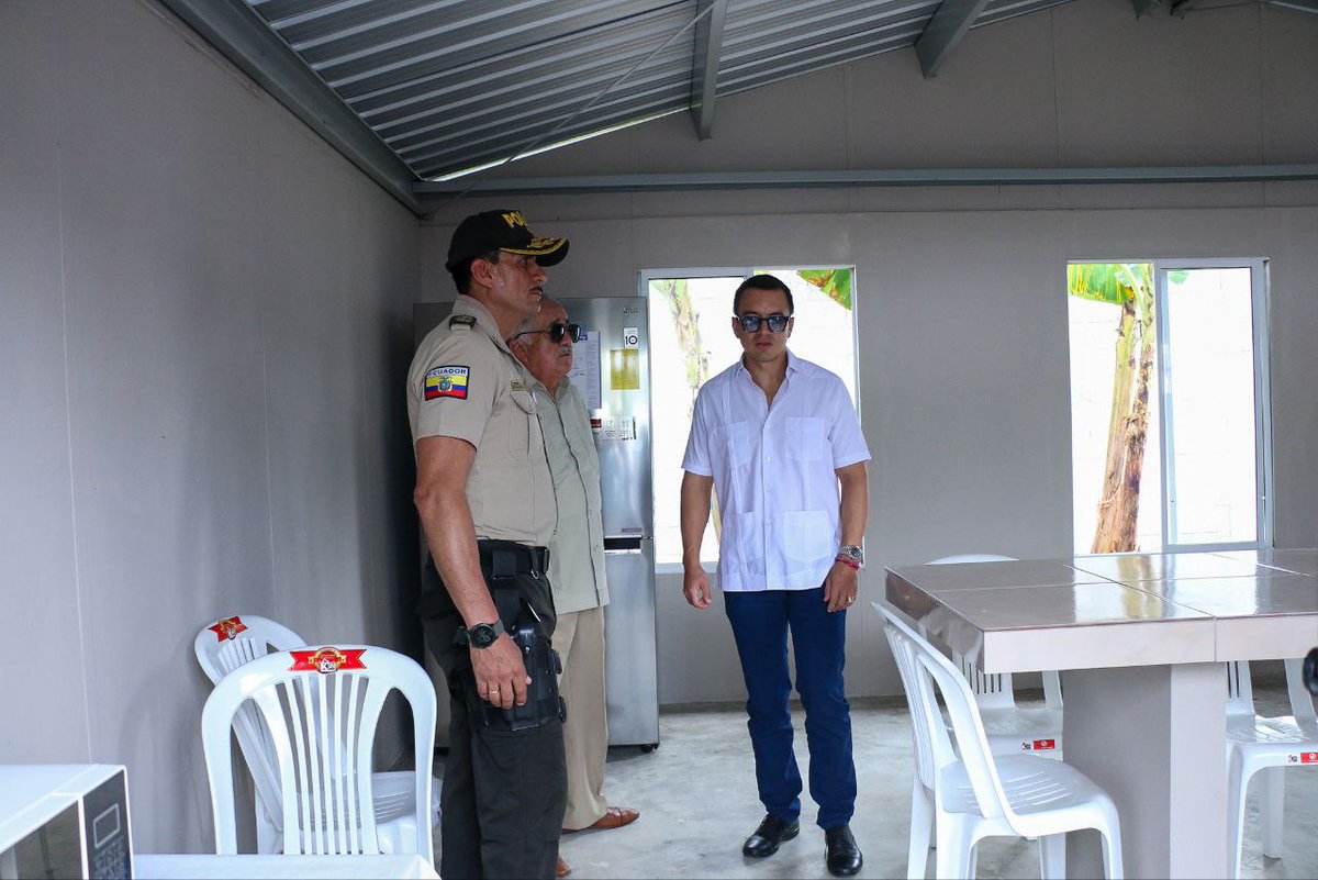 goberguayasec's tweet photo. #JuntosContraElTerrorismo El presidente @DanielNoboaok junto al gobernador Alberto Molina y la Alcaldía de Milagro entregaron un Cuartel Intermedio a la Policía Nacional. Son 160 servidores policiales que habitarán las instalaciones, en condiciones dignas. #ÚneteAlNuevoEcuador https://t.co/vxZ4mQfvdg
