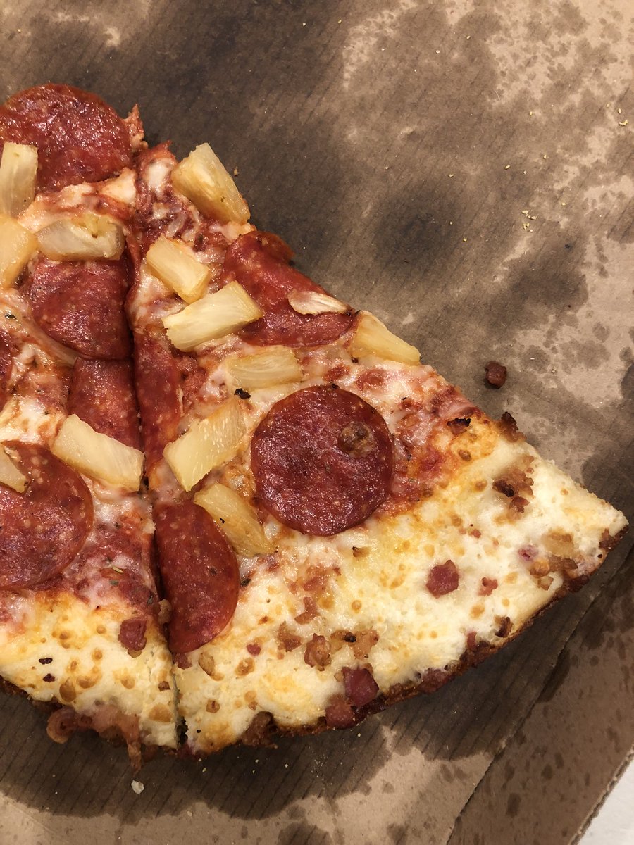 JMexicanT's tweet photo. Las primeras semanas si las hacían como la foto, ayer fui por una bacon crush y ya no le echan ganas!! @littlecaesarsmx que comentas al respecto? O solo unas semanas las hacen bien o qué onda? O con quien me quejo @Profeco https://t.co/FxC1hgEKDl