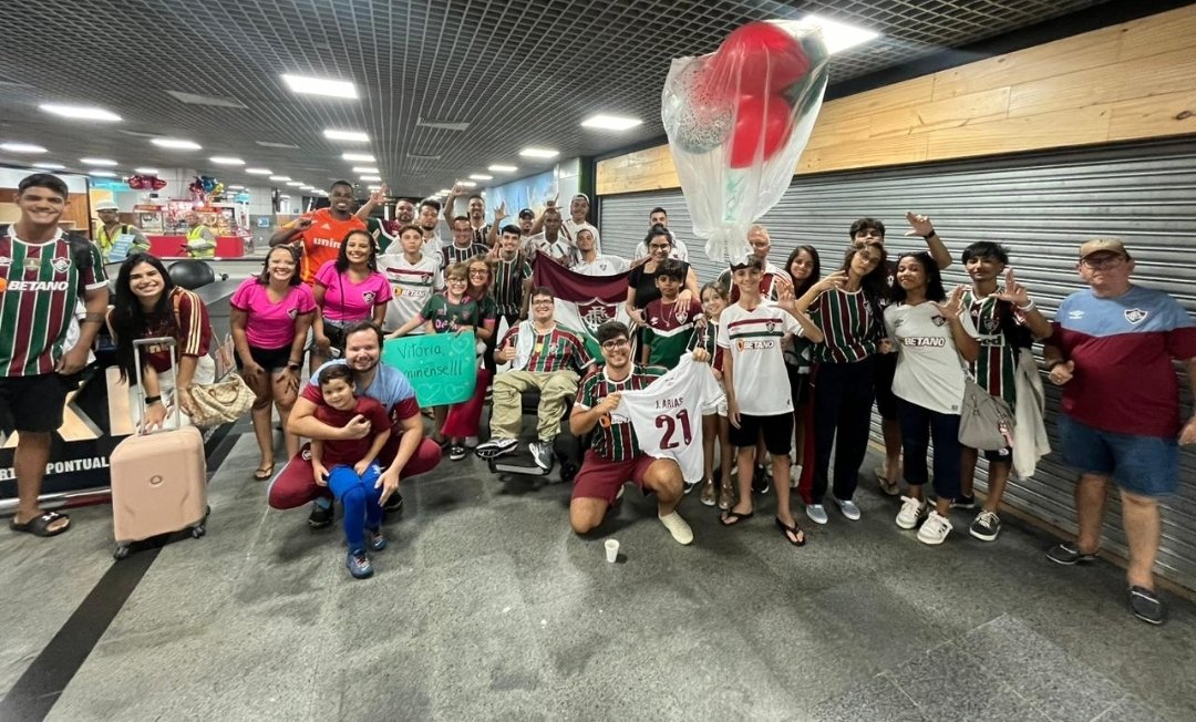 A AxéFlu fez uma linda festa p/ receber o Flu no Aeroporto de Salvador; Criança, famílias mas infelizmente o time imediatamente ñ passou pelo salão de desembarque, driblando o torcedor! Tudo indica a insensibilidade veio da adm do aeroporto! Bem nos vemos na Fonte Nova! ST