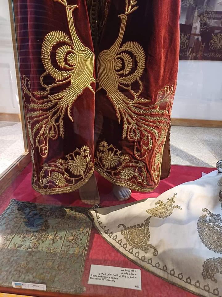 قفطان النطع الفاسي بمتحف قطر القومي يعود إلى القرن الثامن عشر وفي ملكية المغرب 🇲🇦 #ملكنا_أنقد_تراثنا #ملكنا_أنقذ_تراثنا