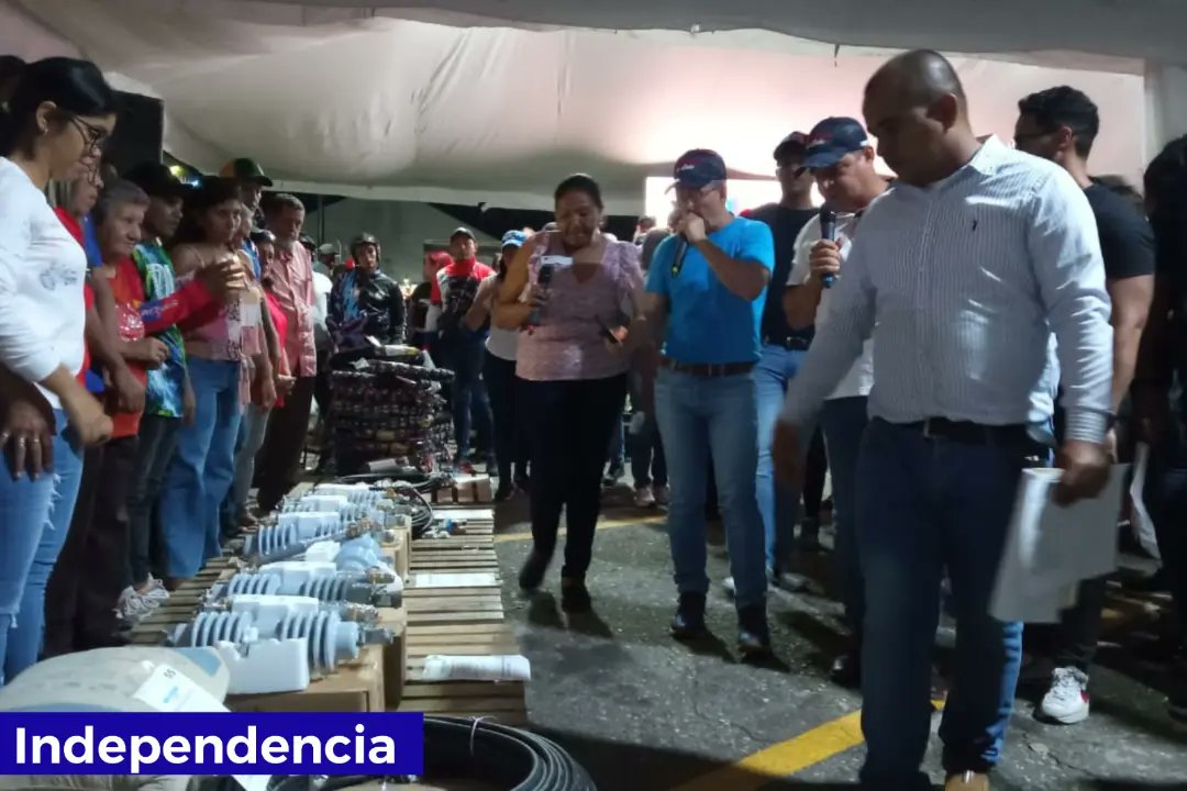 CEYaracuy's tweet photo. El contralor del estado #Yaracuy, Juan Vicente Gómez, acompañó al gobernador de la entidad, Julio León, a la entrega de recursos al pueblo en los Gobiernos de Calle 15 y 16 que se desarrollaron en los municipios San Felipe e Independencia. https://t.co/pQWUSSRSn9