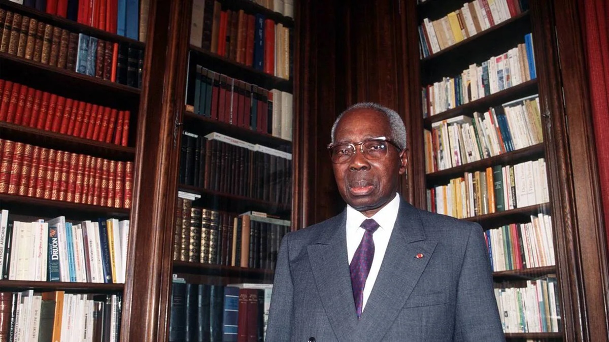 DonJeanStephane's tweet photo. #Diplomatie #Culture #Politique #Sénégal : C’est une nouvelle vente aux enchères spéciale que le Président Sénégalais Bassirou D. Faye vient de suspendre. La bibliothèque personnelle de Léopold Senghor devait être mise en vente à Caen...  https://t.co/nI8YZqIBA5 https://t.co/bqCqydEOdu