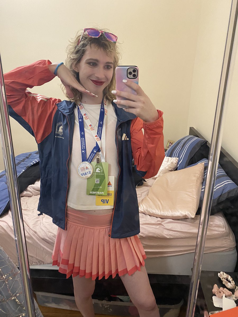 RedLipClsicKara's tweet image. Marathon Monday ✅
One Mile To Go Block Party ✅
Exhausted ✅
Cute selfies? ✅, of course!

#BostonMarathon2024 #OneMileToGo #CITGO #OneBostonDay #BostonStrong 💛💙