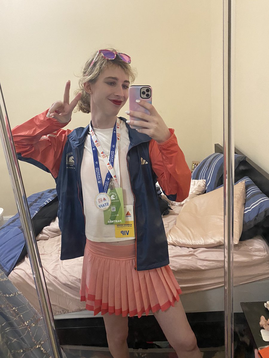 RedLipClsicKara's tweet image. Marathon Monday ✅
One Mile To Go Block Party ✅
Exhausted ✅
Cute selfies? ✅, of course!

#BostonMarathon2024 #OneMileToGo #CITGO #OneBostonDay #BostonStrong 💛💙