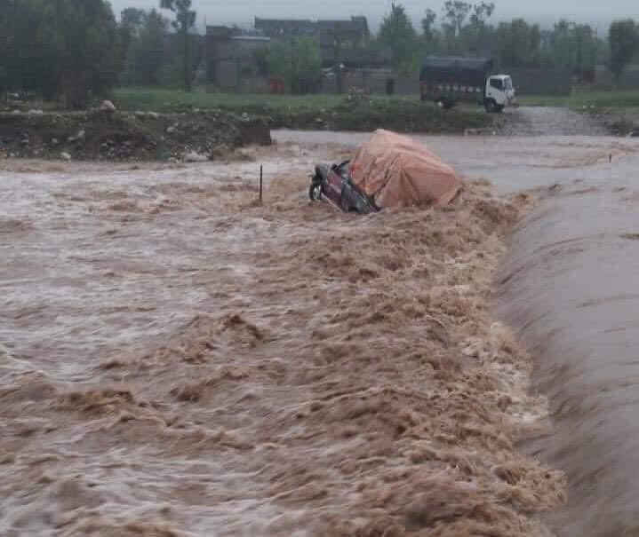 zubairtorwali's tweet photo. Upper Swat, upper Dir, Chitral and Kohistan are again in trouble because of heavy continued raining that resulted in flash floods in certain rivers, land sliding on the main roads, link roads, pathways and on many houses. #alert #flooding #heavyraining https://t.co/t8UiDZMawq