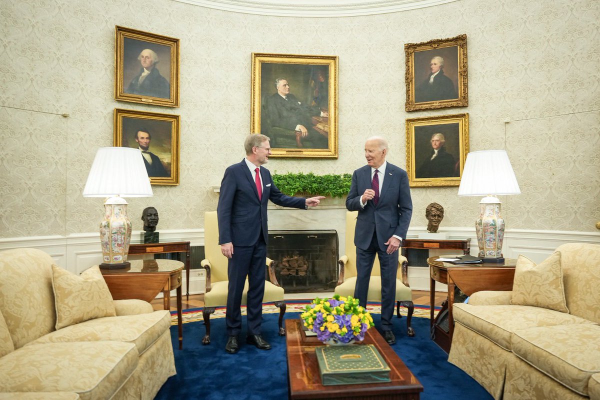 strakovka's tweet photo. Prezident USA @POTUS přivítal v Oválné pracovně Bílého domu premiéra @P_Fiala. 

„Spojené státy hrály významnou roli v založení nezávislého Československa. Sdílíme stejné hodnoty jako jsou lidská práva, svoboda a demokracie. Musíme společně řešit různé výzvy, jako je ruská agrese na Ukrajině, terorismus nebo obtížná situace na Blízkém východě. V takové situaci je nutností hluboká bezpečnostní spolupráce mezi demokratickými zeměmi,“ řekl na úvod jednání předseda vlády.