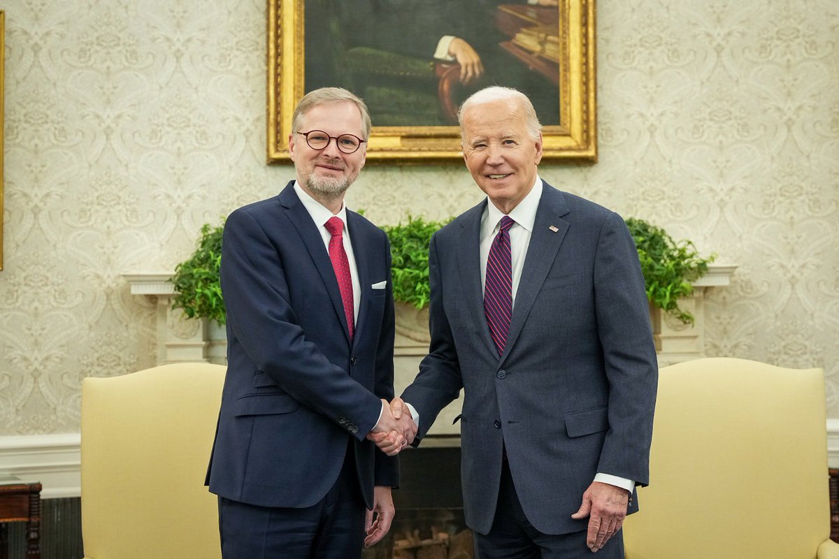 strakovka's tweet photo. Prezident USA @POTUS přivítal v Oválné pracovně Bílého domu premiéra @P_Fiala. 

„Spojené státy hrály významnou roli v založení nezávislého Československa. Sdílíme stejné hodnoty jako jsou lidská práva, svoboda a demokracie. Musíme společně řešit různé výzvy, jako je ruská agrese na Ukrajině, terorismus nebo obtížná situace na Blízkém východě. V takové situaci je nutností hluboká bezpečnostní spolupráce mezi demokratickými zeměmi,“ řekl na úvod jednání předseda vlády.
