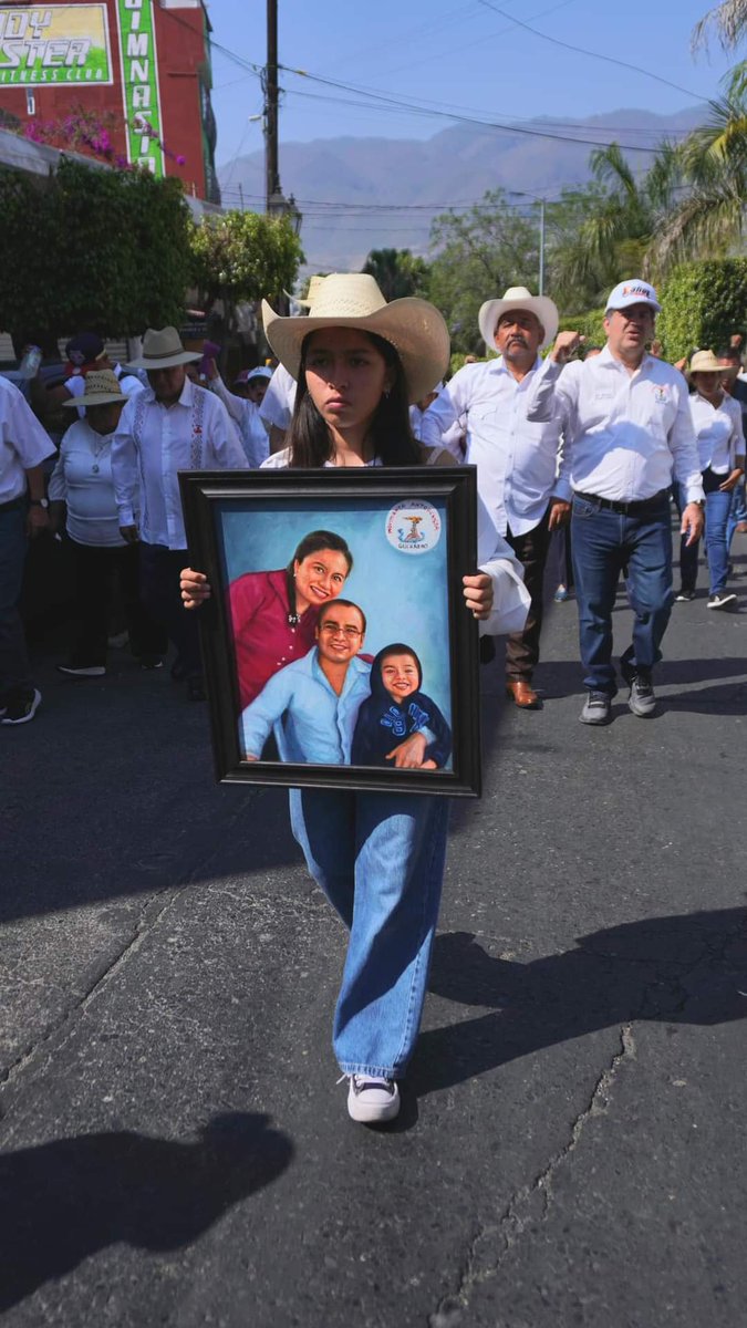 Ayer nos manifestamos en Guerrero porque el crimen, del que fueron víctimas nuestros compañeros Conrado, Mercedes y el pequeño Vladi, a un año de lo ocurrido, sigue impune. Continuaremos exigiendo justicia. #GuerreroSinJusticia