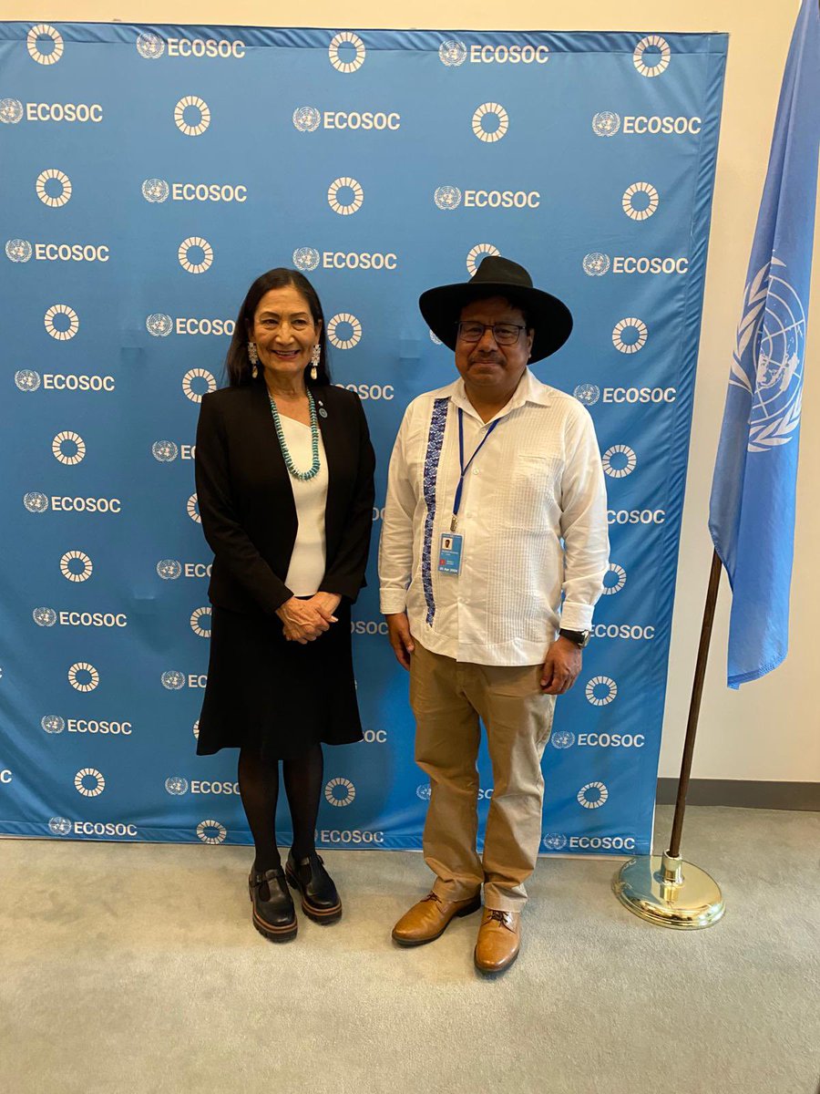 DEELAYUUK's tweet photo. En el marco del 23 Foro Permanente para las Cuestiones Indígenas de la @ONU_es me reuní bilateralmente con la Secretaria del Interior, Deb Haaland (@SecDebHaaland), la primera mujer indígena que ocupa este importante puesto en el Gobierno de los Estados Unidos de América.

Trabajamos de manera conjunta para garantizar los derechos de las mujeres y la niñez indígena, revitalizar las lenguas indígenas, así como construir una agenda común para apoyar a los Pueblos Indígenas ubicados en las fronteras de ambos países, bajo el ideal de la fraternidad universal.