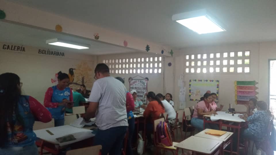SomosUnem's tweet photo. #Entérate 📢|| El equipo de Comunalización y la #ULGUUrdaneta 👥 del estado Miranda 📌, llevaron a cabo una socialización del documento #PEPIF con los estudiantes 📒, con la finalidad de realizar mapas mentales, conceptuales y conocer sobre dicho proyecto 🗺️.
#VamosPaLanteMaduro https://t.co/pSoMgAnTij