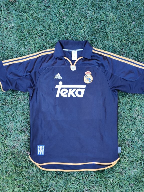 appvinimay's tweet photo. Camiseta #4573

@realmadrid  Temporada 1998
Un modelo muy lindo con su cuello pique, color negro combinado con el dorado de la marca de las 3 líneas.

A parte del Argentino, este modelo a quién te recuerda?

BY: @MuseoTri https://t.co/GFHVFAEjjg