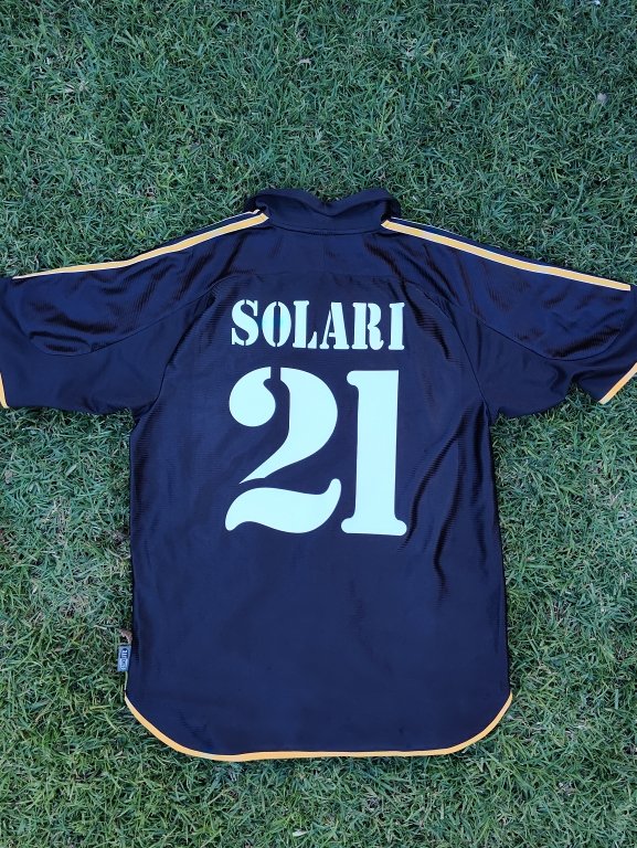 appvinimay's tweet photo. Camiseta #4573

@realmadrid  Temporada 1998
Un modelo muy lindo con su cuello pique, color negro combinado con el dorado de la marca de las 3 líneas.

A parte del Argentino, este modelo a quién te recuerda?

BY: @MuseoTri https://t.co/GFHVFAEjjg