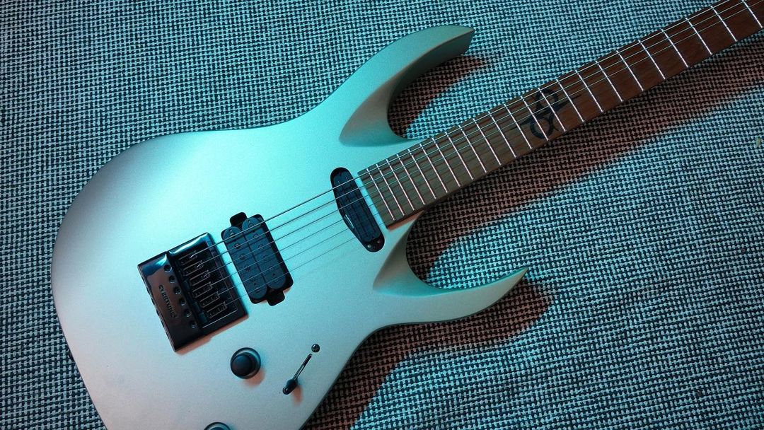 Solar Guitars sure get a lot of @EverTune8 bridges out into the world, don't they? We kind of love this hum-sing 7-string. How about you? 😊 📷 filipe.canadas on IG