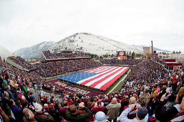 🗳️Best FCS Stadium: Final4️⃣Profile Washington-Grizzly Stadium (vs Jackson St) 📍Missoula, MT 🏠Montana Grizzlies 🕰️Opened in 1986 🪑25,217 seats *233-35 all-time at home *12 undefeated home seasons *Record crowd 27,178 vs MSU (2023) *3,190 ft elevation *FieldTurf playing field