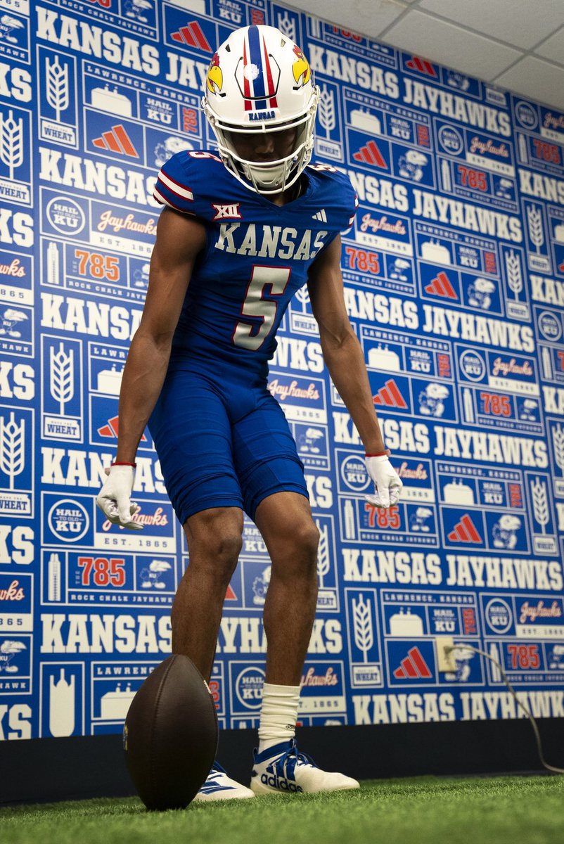 terrydifferent's tweet photo. Go Jayhawks?? #RockChalkJayhawk #Official #Uncommitted https://t.co/cBS3tBZqpQ
