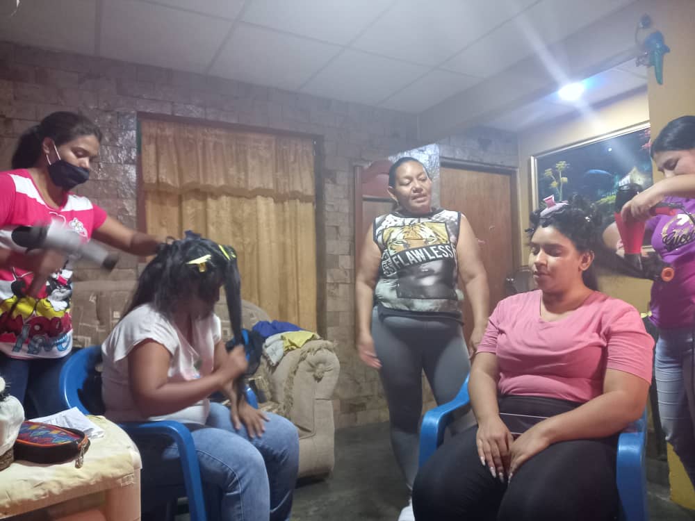 Mujeres de la pquia. Campo Lara #Lagunillas desarrollan la Unidad Curricular: Peluquería, de la mano de DEYANIRA MONTERO, Maestra Técnica Voluntaria del @ZuliaInces. Enmarcados en el Vértice 2 de la Gran Misión Venezuela Mujer.
@DhelizAlvarez
@WuikelmanAngelP @incessocialista