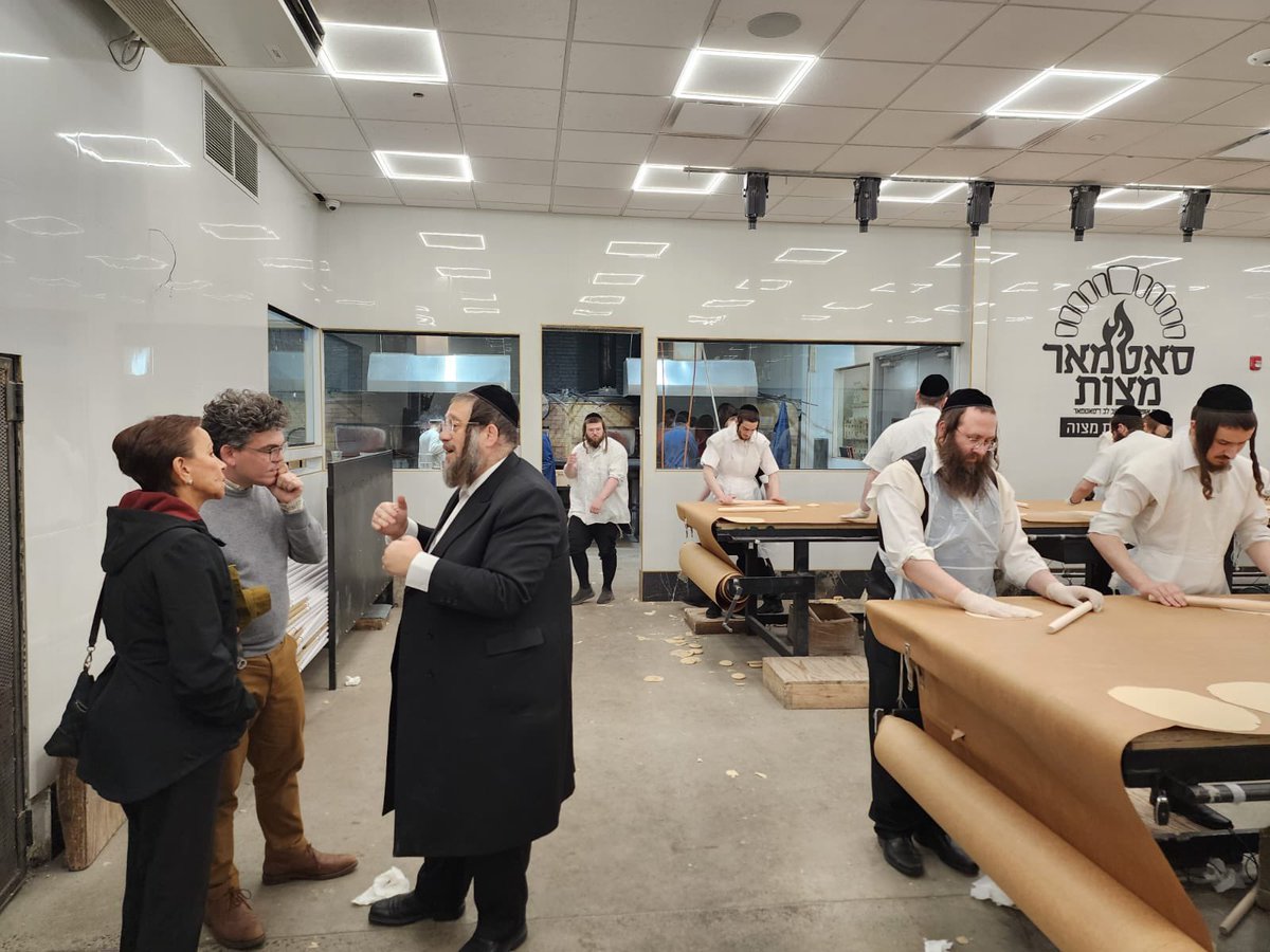 Congresswoman @NydiaVelazquez & NYC Councilmember @LincolnRestler visiting our expanded #Satmar #Passover #Shmurah hand #Matzah Bakery located at 38 Locust St in #Williamsburg #Brooklyn The dedication and commitment to tradition at satmarmatzahbakery.com is truly inspiring.