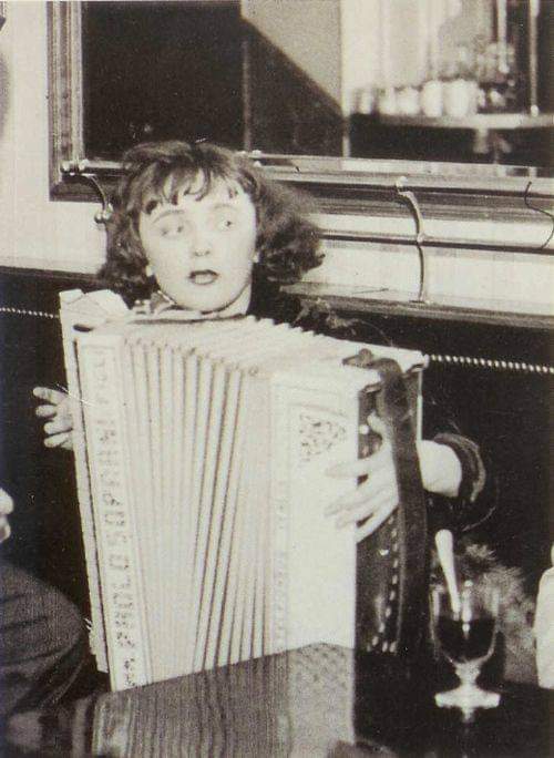 Edith Piaf, 19 yaşında