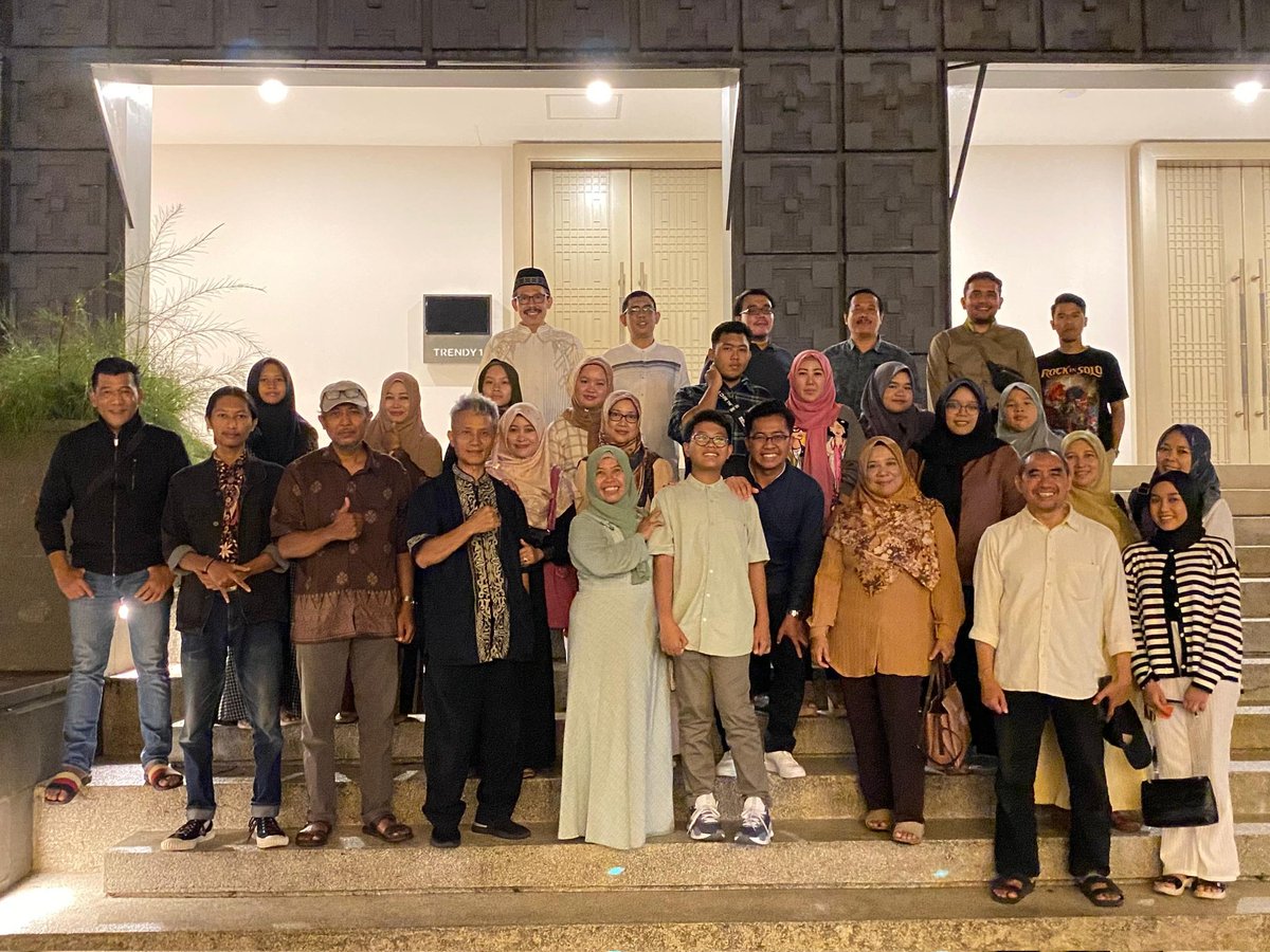 syarif_feb's tweet photo. Buka puasa bersama LPPM Unmer Malang https://t.co/rA04CBXedo