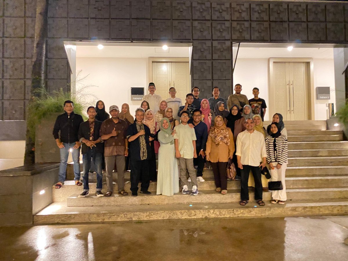 syarif_feb's tweet photo. Buka puasa bersama LPPM Unmer Malang https://t.co/rA04CBXedo