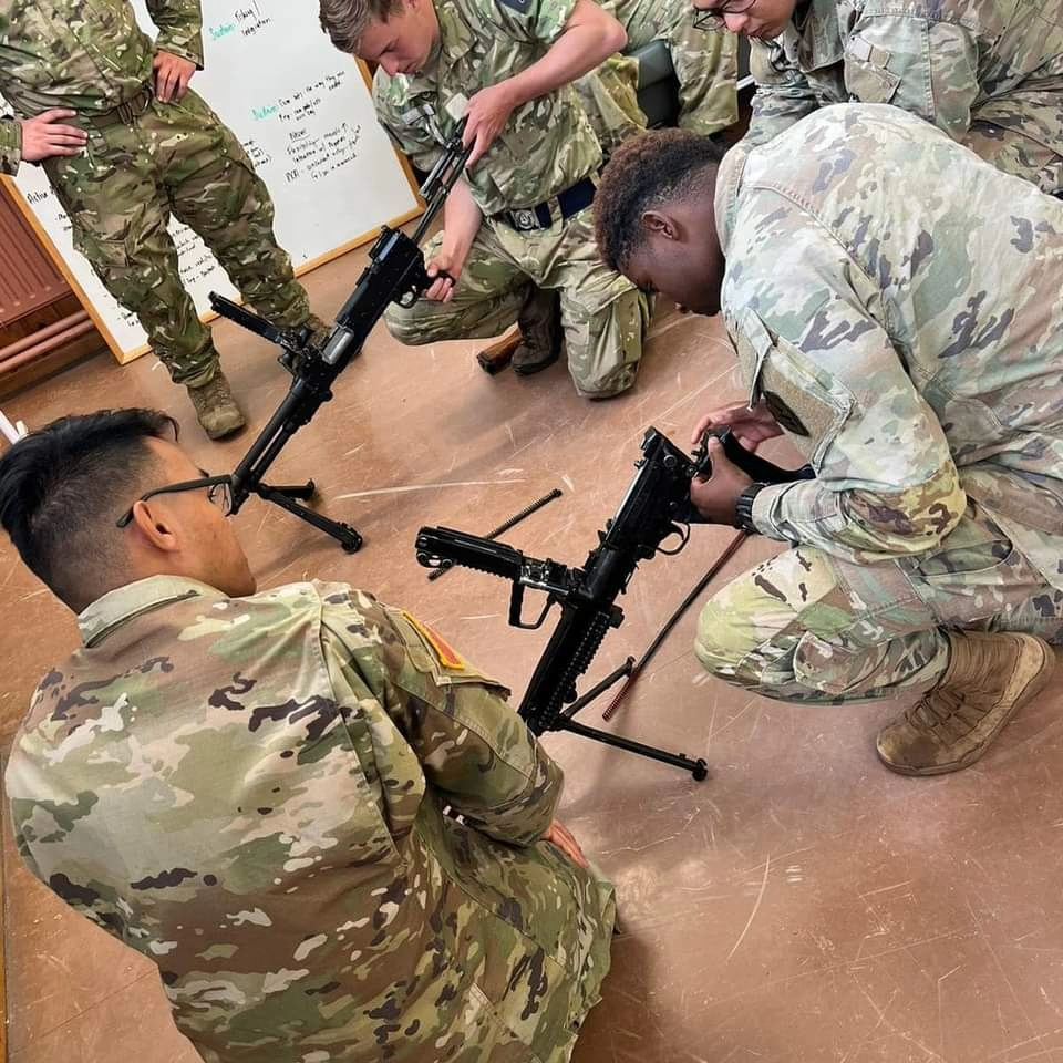 She'll be right 🇺🇸🤝🇳🇿 Soldiers with 3-25 BSB, @3IBCTBroncos made the journey to New Zealand for supply focused interoperability training & some friendly competition! Focusing on MOS-specific skills, physical & tactical events to determine the winner🏆 @USArmy @NZArmy @25thID