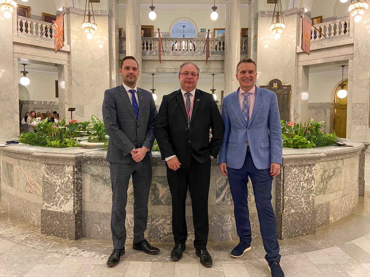 Building Trades of Alberta represents more than 60,000 workers across our province. This afternoon, Minister @PeterGuthrie99 and I met with @trades_alberta Executive Director Terry Parker to discuss infrastructure and innovative approaches to skills training and child care
