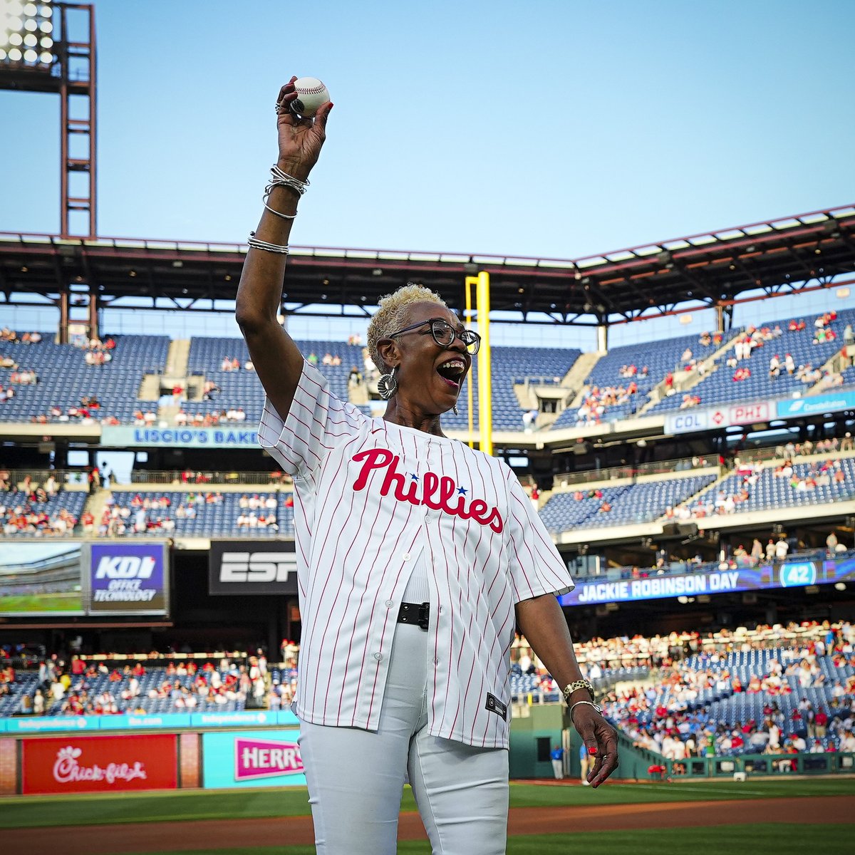 Tonight's first pitch was thrown out by Gail Quarles, daughter of pioneer Hank Mason, the first Black pitcher to pitch in the major leagues for the Phillies in 1958 ❤️