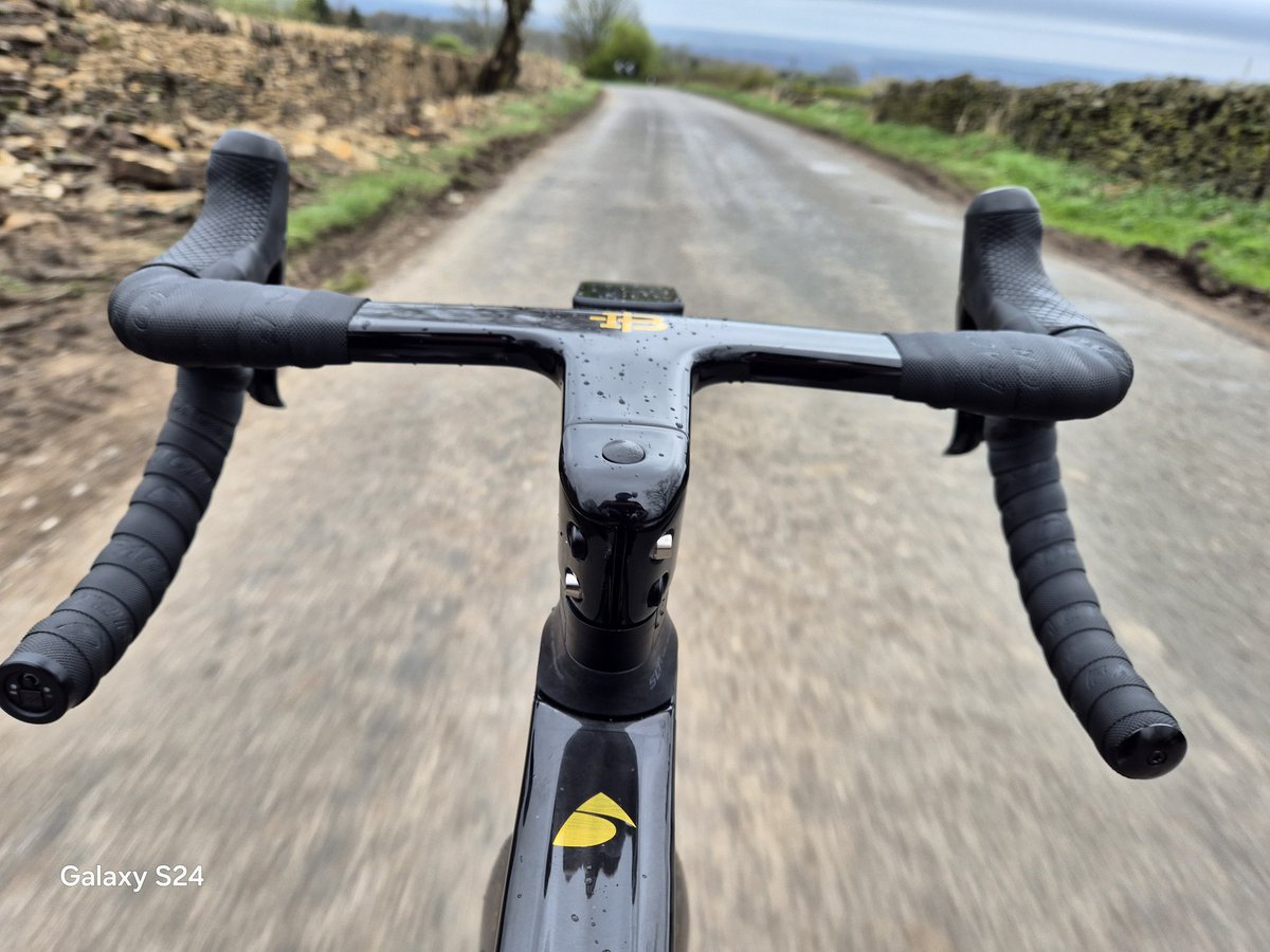 ro55ifumi's tweet photo. Couple from the weekend,  finally out on the Factor Ostro for a group ride and did not disappoint @viresvelo @FactorBikes #cycling #cockpitdreams @Roadman_Podcast @SarahAnnEgan https://t.co/8TVea97zkh