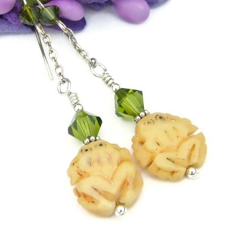 ShadowDogDesign's tweet photo. Fun jewelry for the woman who loves frogs: 2-sided hand carved bone frog earrings w/ olivine green Swarovski crystals & sterling chain! via @ShadowDogDesign #MothersDay #CCmtt #FrogEarrings https://t.co/CJ3BahBBR8 https://t.co/3gDXQzIlnz