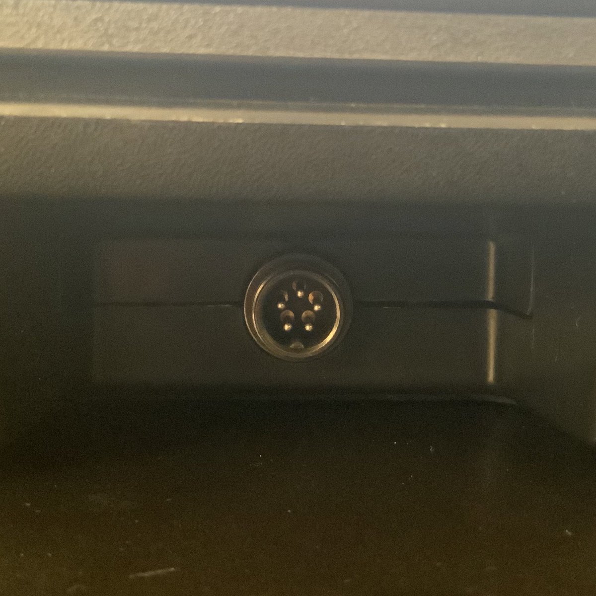 SaiWareCustoms's tweet photo. One of my customers own an oldschool Madcatz TE2, he was tired of having to buy and import an expensive GX-12 5 pin aviator to usb cable. 

So i hooked him up with a portswap to usb type C. No more importing expensive cables for an old and deprecated port!

Interested? Hmu! https://t.co/WFFSQhKcXw