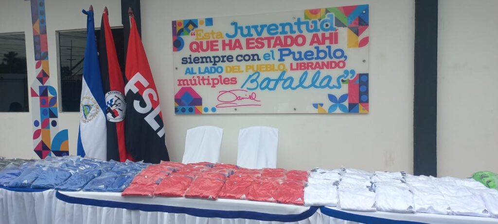 En saludo al Día Nacional del Deportista que se celebra cada 19 de abril,el Movimiento Deportivo Alexis Argüello realizó este lunes la cuarta entrega de más de 1 mil 200 uniformes de fútbol a más de 600 equipos de todo el país, informó Paola Gutiérrez, coordinadora del movimiento