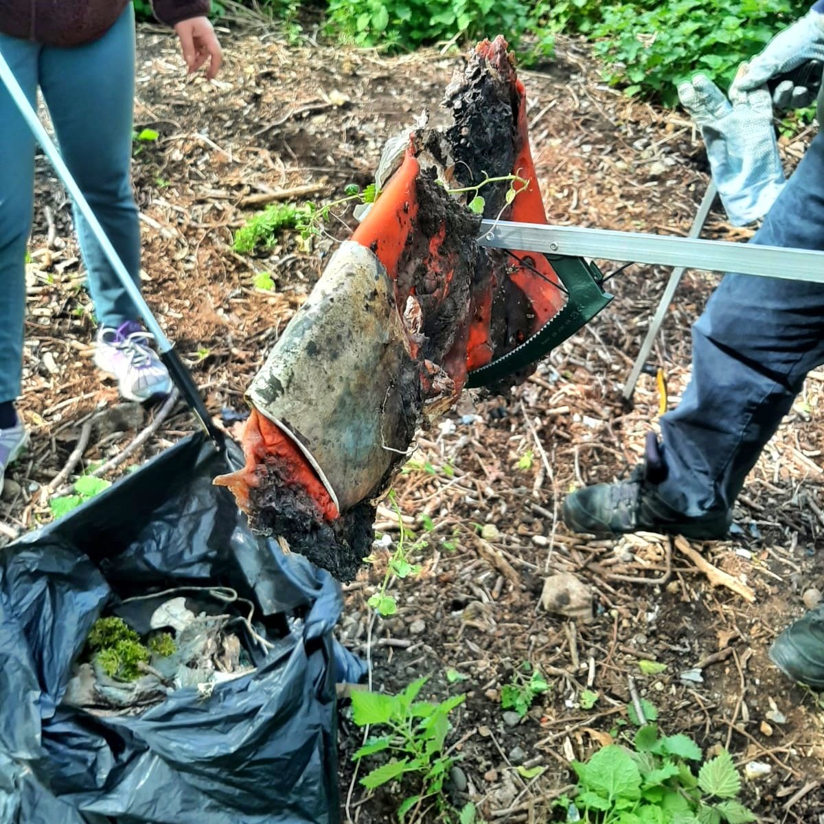 twomindfulbees's tweet photo. @GreenercleanerB @CommLinksBrom @tamasinrhymes @TWSolicitors @BeckenhamPark We had fantastic fun filled day of mindfulness and eco-consciousness litter picking walk.
Grateful for all attendees, especially @EcoAroundUK collaboration and @GreenercleanerB for the litter picker &amp; bin gag holder.
Great pizzas  @thehomesteadcafebpp🙏 https://t.co/ediLSKb2Bu