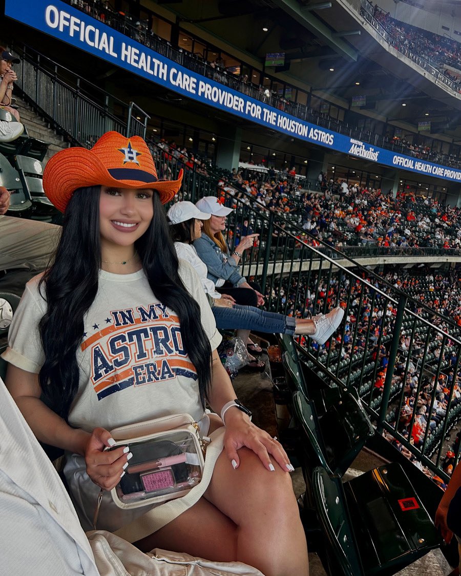 melll040's tweet photo. bitch i’m from texas💙🧡 https://t.co/BfwMVhaN1c