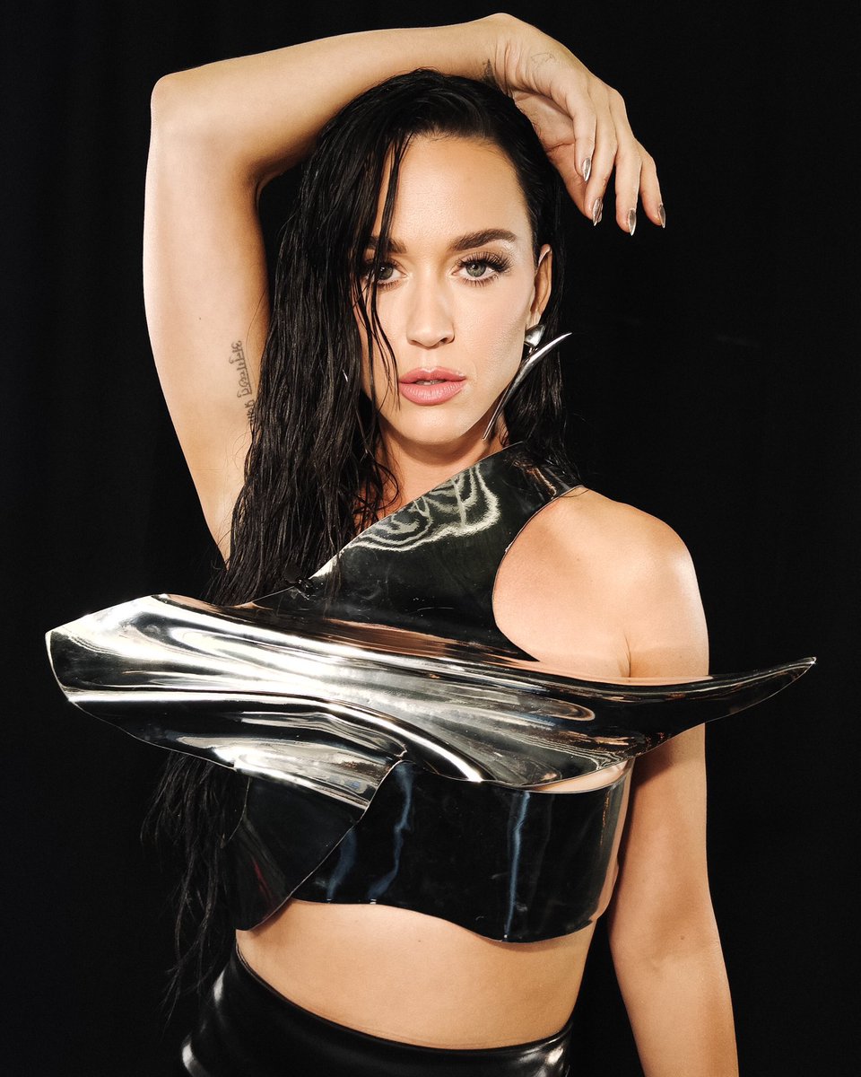 loveperrysk's tweet photo. KATY PERRY IS SO BACK https://t.co/KH6ev5yXil