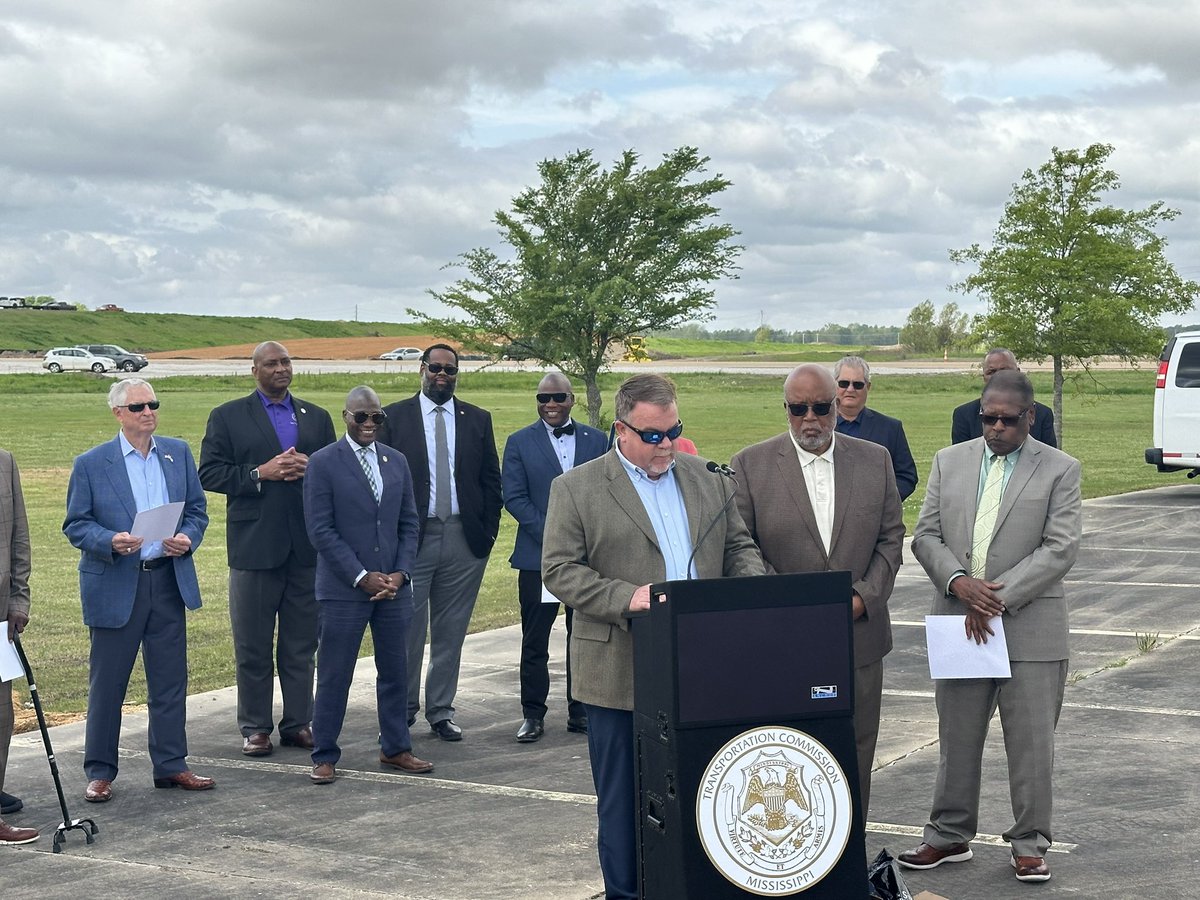 MSDeltaStrong's tweet photo. Great ceremony today recognizing the Anse Dees US 82 bypass Phase 2 and the efforts of @CommSimmons and @BennieGThompson and many others. @BradleyRayWhite https://t.co/v0jiXERnl8