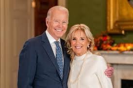 MARADIOFM's tweet photo. Le Président @JoeBiden a publié lundi sa  déclaration d’impôt.Le couple @POTUS Jill Biden a perçu 619.976 dollars en 2023 .Selon la déclaration,la majeure partie des revenus provient du salaire de 400.000 dollars du Président et 85.985 dollars de la 1ère dame comme prof .#RFMINFO https://t.co/Fo1ARA1pTP