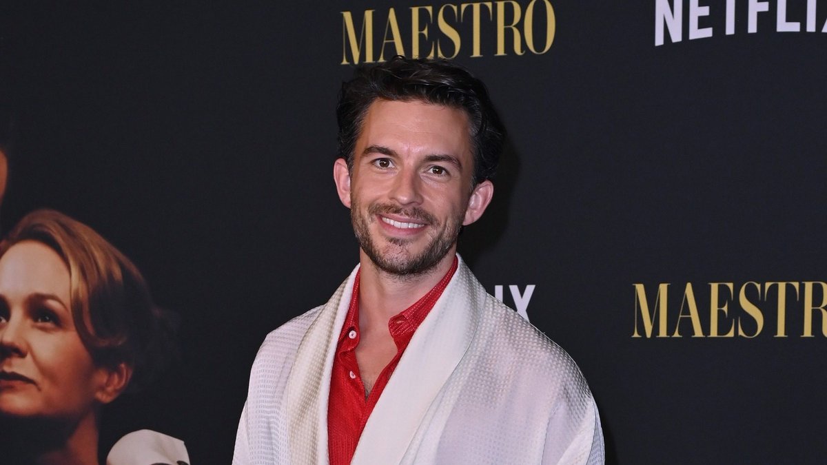 bleedingcool's tweet photo. Wicked star Jonathan Bailey is reportedly in talks to join the cast of the new Jurassic World film set to be released in July 2025. #JuassicWorld 🔗 https://t.co/DBJAxdPFvy https://t.co/wrVRjgQGL8