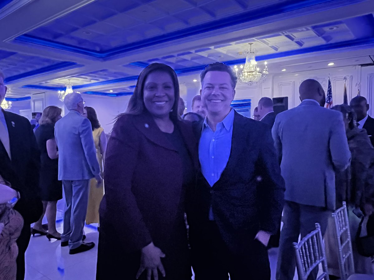 Team Avlon was at the Suffolk County Democratic Committee Spring fundraiser tonight - it was great seeing Attorney General @TishJames tonight give support to her “good friend”@JohnAvlon 

Momentum is high in  #NY01
