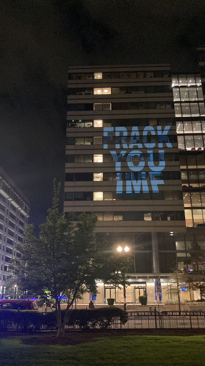 PxP_LAC's tweet photo. #Ahora: en el edificio del #FMI en Washington andan diciendo:

‼️#Frackyou #IMF
✋🏻 Es porque el Fondo obliga a la #Argentina a realizar la técnica más dañina para extraer petróleo para que pague su deuda externa. 

🔥 El FMI está quemando a la Argentina🇦🇷 https://t.co/YjSkT6A164