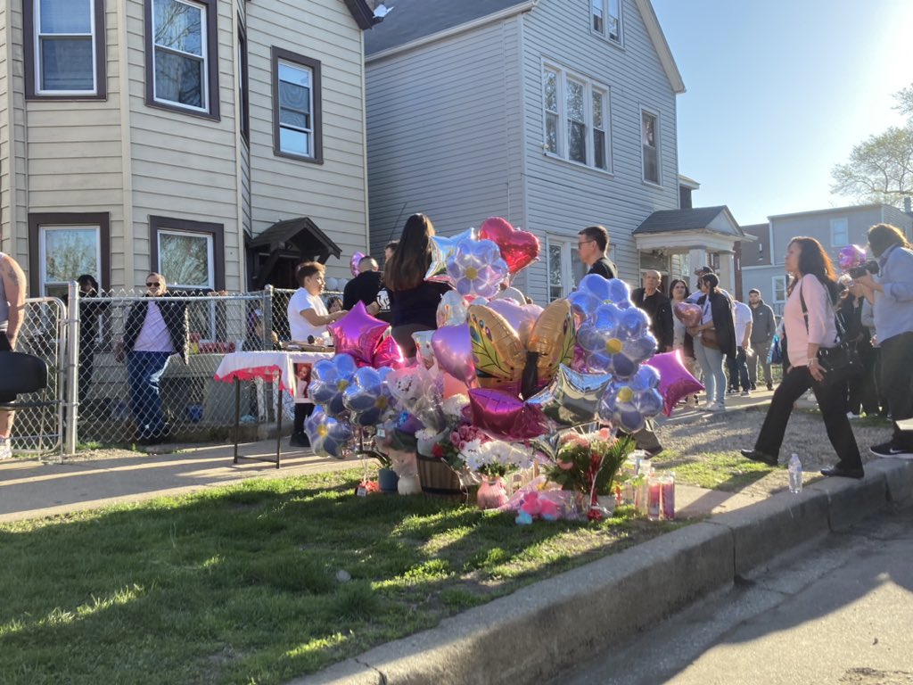 Neighbors are gathering in New City to remember Ariana Molina, 9, who was shot in the head and died Saturday night. 10 others were wounded. Folks have told me she was a good older sister and liked to roller skate. Yesterday’s coverage here @chicagotribune chicagotribune.com/2024/04/14/gir…