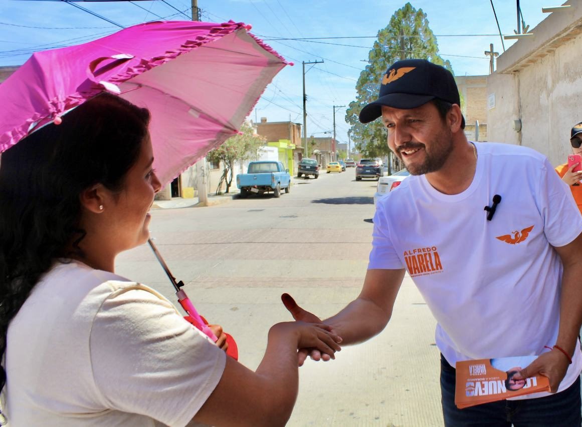 jalfredovarela's tweet photo. Sigo recorriendo el Distrito ll✌🏻 con mucho entusiasmo y  feliz del agradable recibimiento que siempre tienen los 
vecinos de la Col. 📍Octavio Paz🍊
¡Ánimos que seguimos #EnMovimiento !

#LoNuevo #VAmosJuntos #VAmosEnMovimiento #D02 #AlfredoVarela #máynezpresidente #mc https://t.co/MponEvt6Yy