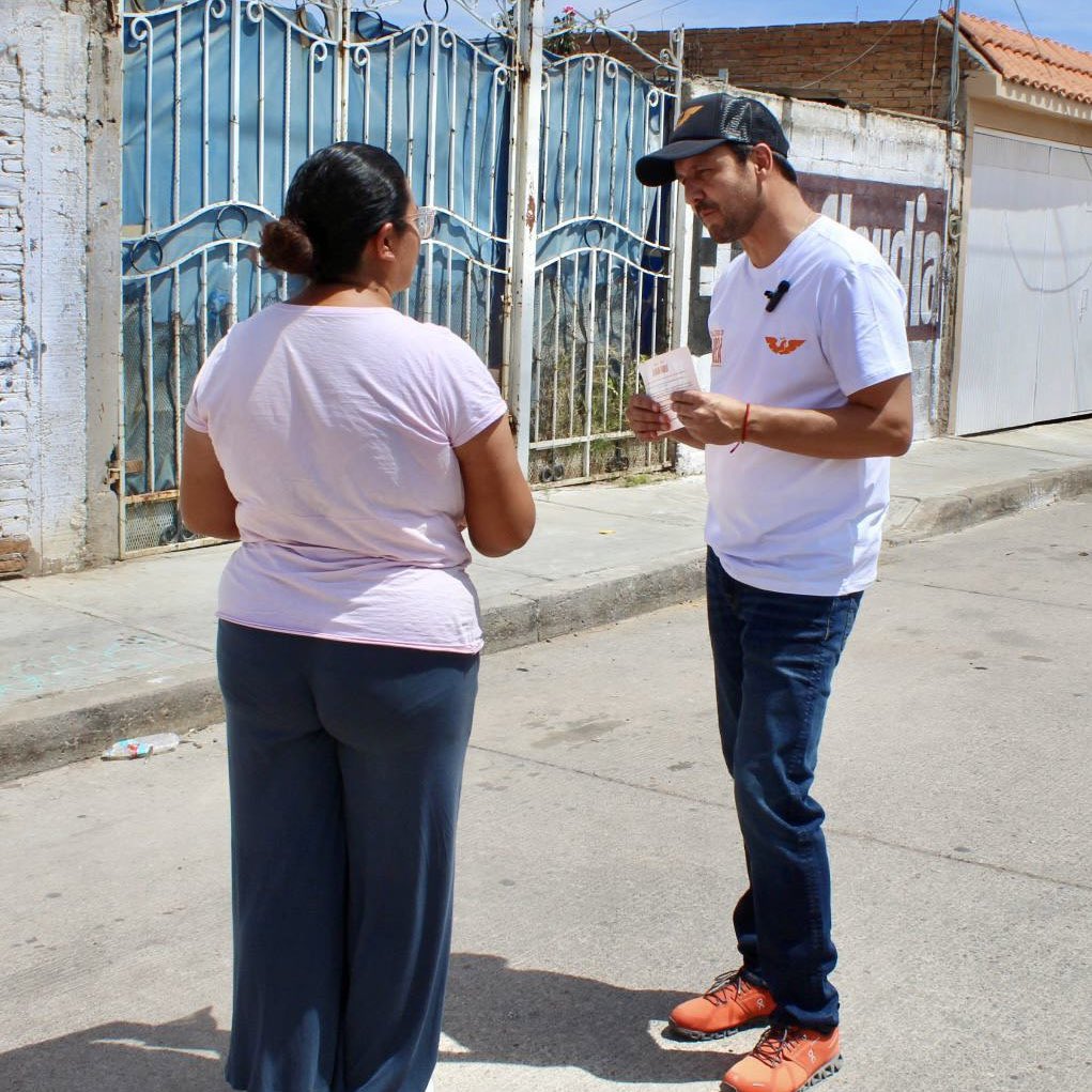 jalfredovarela's tweet photo. Sigo recorriendo el Distrito ll✌🏻 con mucho entusiasmo y  feliz del agradable recibimiento que siempre tienen los 
vecinos de la Col. 📍Octavio Paz🍊
¡Ánimos que seguimos #EnMovimiento !

#LoNuevo #VAmosJuntos #VAmosEnMovimiento #D02 #AlfredoVarela #máynezpresidente #mc https://t.co/MponEvt6Yy