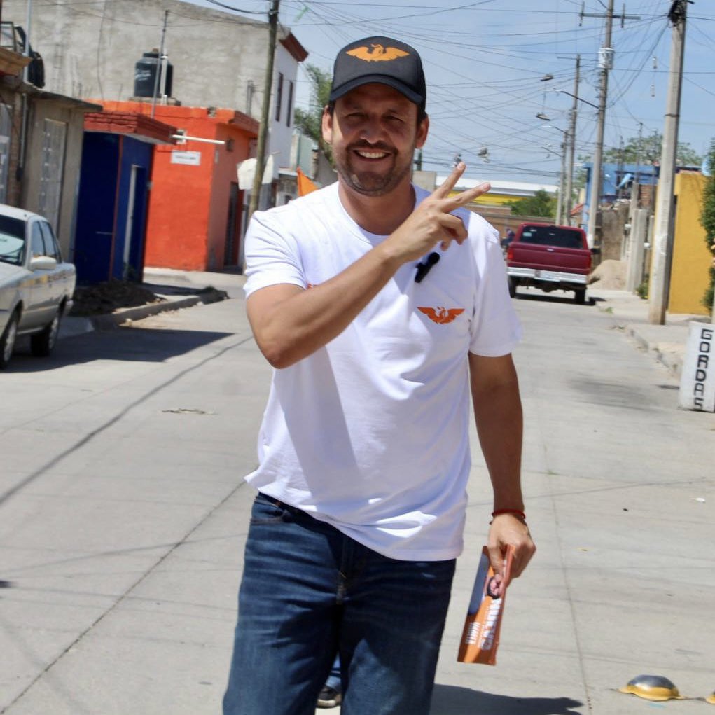 jalfredovarela's tweet photo. Sigo recorriendo el Distrito ll✌🏻 con mucho entusiasmo y  feliz del agradable recibimiento que siempre tienen los 
vecinos de la Col. 📍Octavio Paz🍊
¡Ánimos que seguimos #EnMovimiento !

#LoNuevo #VAmosJuntos #VAmosEnMovimiento #D02 #AlfredoVarela #máynezpresidente #mc https://t.co/MponEvt6Yy