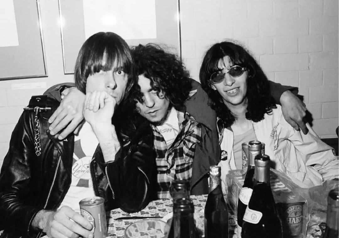 Joey & Johnny Ramone with Marc Bolan 1977...🔥❤
#JoeyRamone #JohnnyRamone #MarcBolan #kalmiyh