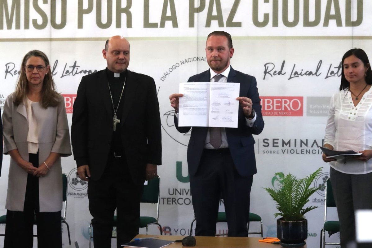 Jesuitas_Mexico's tweet photo. 📍Hoy se llevó a cabo la firma del "Compromiso por la #Paz: Estrategias de Política Pública para la Ciudad de México", con la candidata y los candidatos a la jefatura de gobierno.
Conoce los siete puntos clave del Compromiso. #CompromisoPaz
🔗 https://t.co/5c3HyiyEXu https://t.co/vSmx7WSVGi