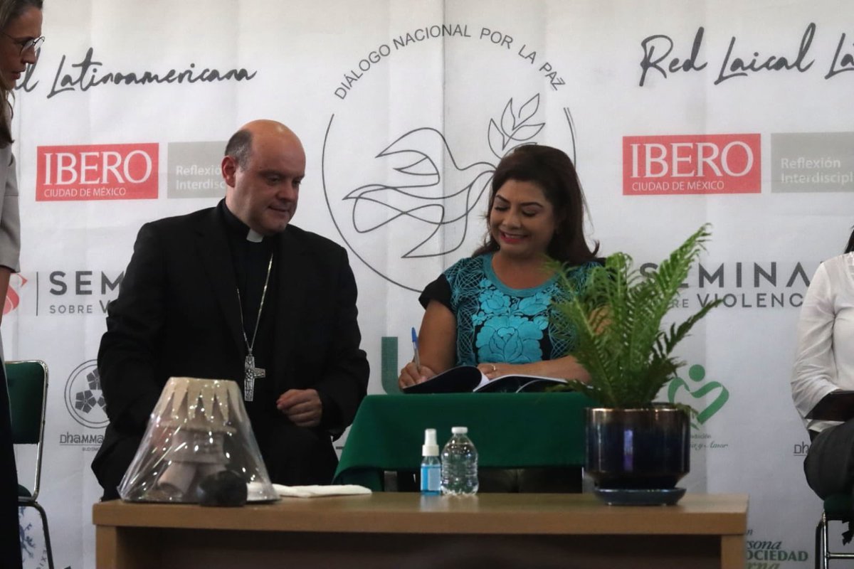 Jesuitas_Mexico's tweet photo. 📍Hoy se llevó a cabo la firma del "Compromiso por la #Paz: Estrategias de Política Pública para la Ciudad de México", con la candidata y los candidatos a la jefatura de gobierno.
Conoce los siete puntos clave del Compromiso. #CompromisoPaz
🔗 https://t.co/5c3HyiyEXu https://t.co/vSmx7WSVGi