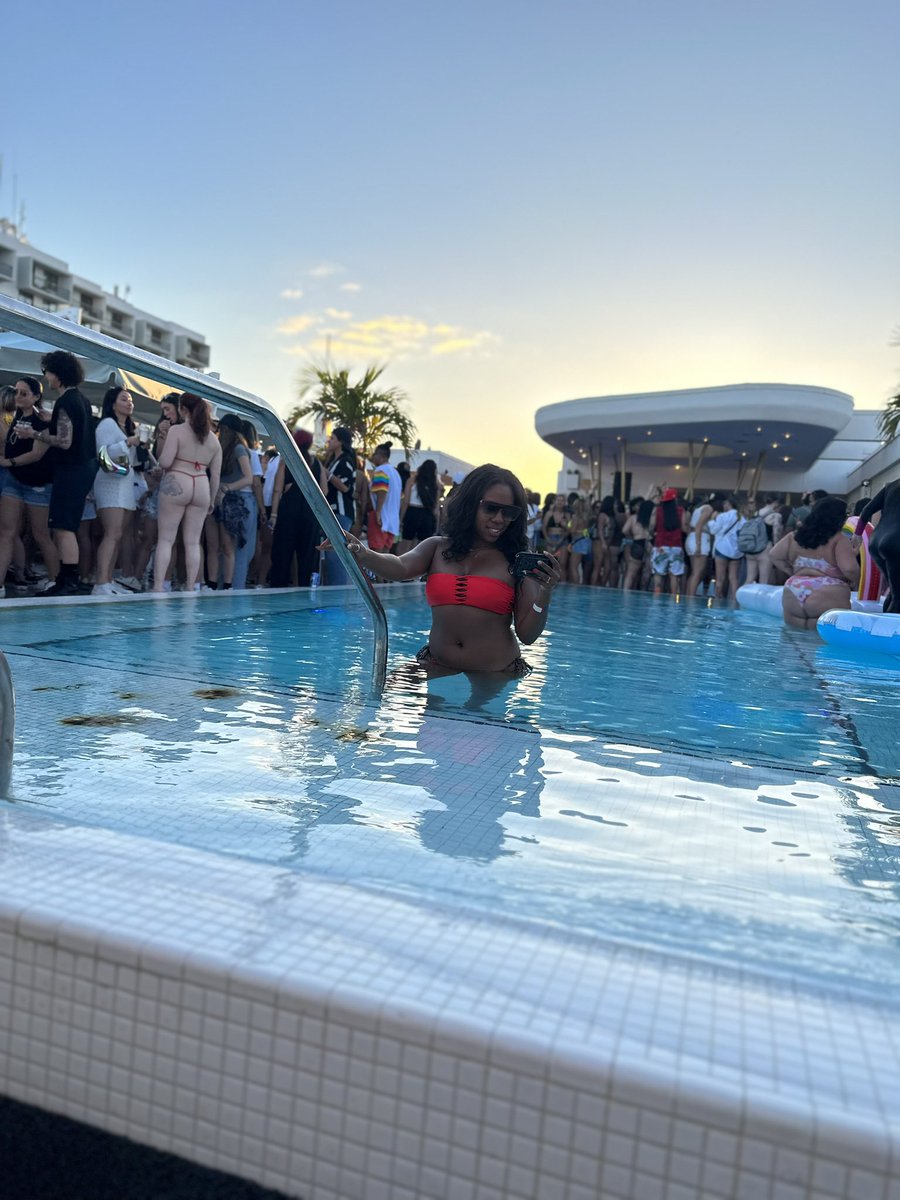 Ashthebossbabe's tweet image. When you’re at a pool party, but your man has a match streaming at the same time 😍📱
.
.
.
.
#westcoastpro #aylafox #arfox