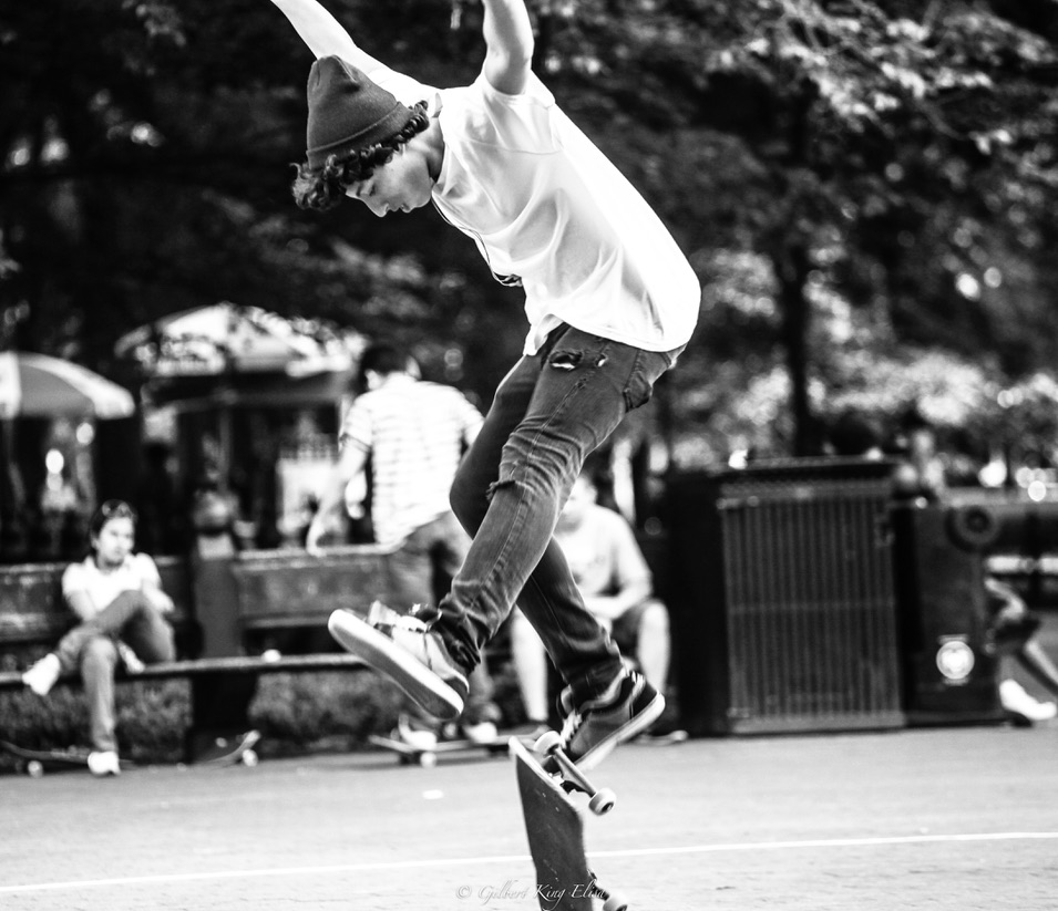 'I Fly Too' ~Manhattan, New York City #bnwphotography #people #nyc #bnw #kickflip #streetphotography #art #skateboarding #photography #photooftheday #white #monochrome #man #streetphotographer #blackandwhitephotography #photograph #monotone #blackandwhite #photographer…